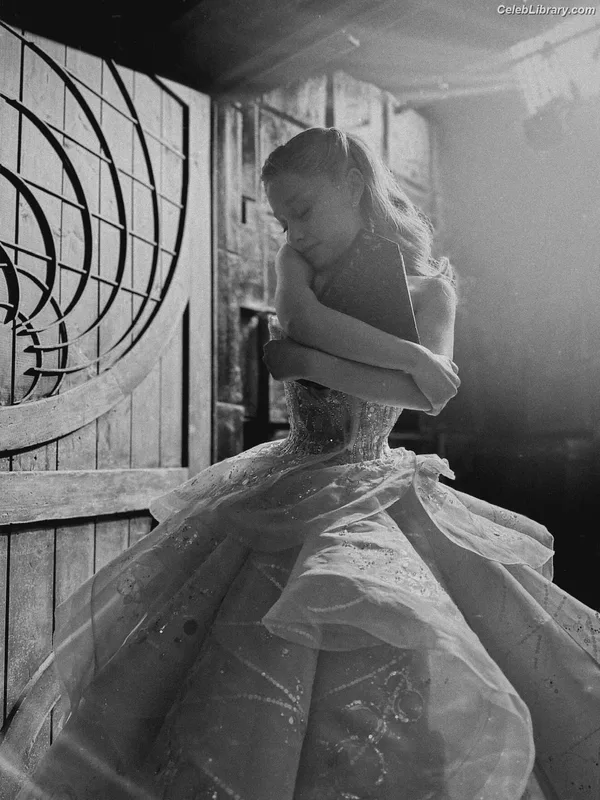 Ariana Grande photo 11 of 3118