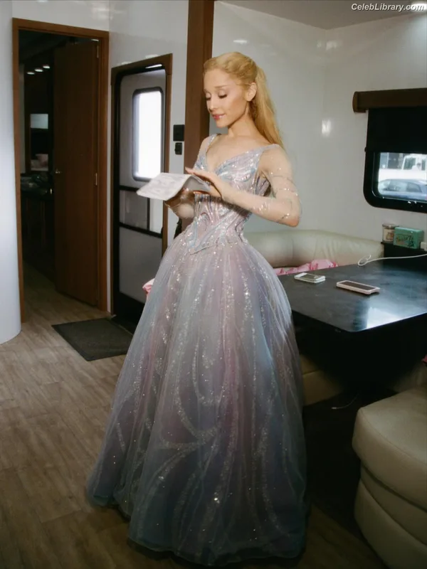 Ariana Grande photo 16 of 3118