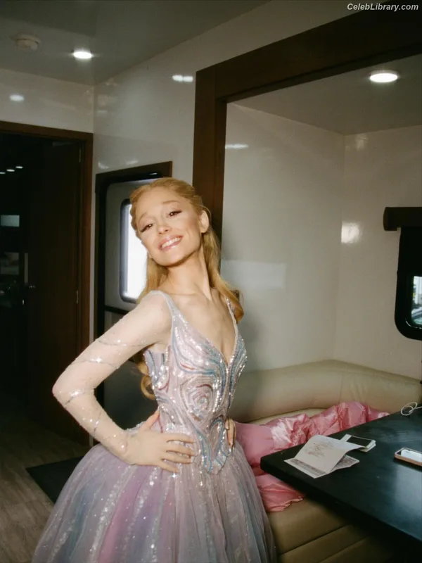 Ariana Grande photo 17 of 3118