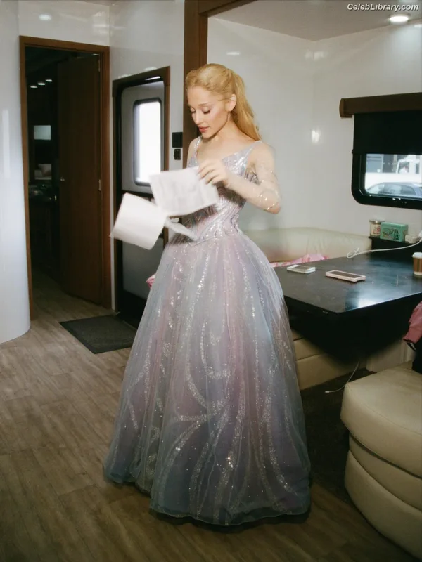 Ariana Grande photo 19 of 3118