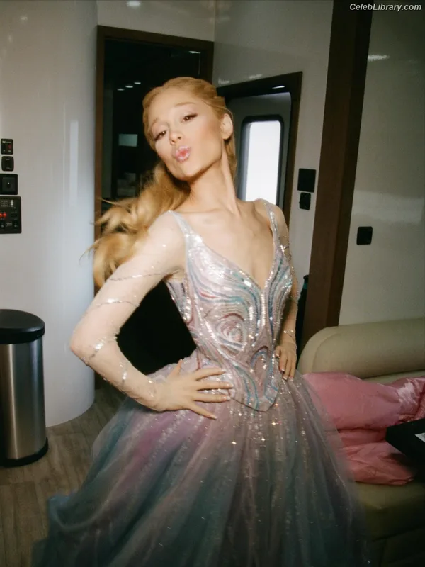 Ariana Grande photo 20 of 3118