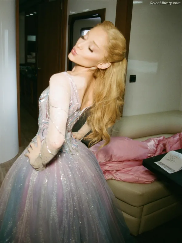 Ariana Grande photo 21 of 3118
