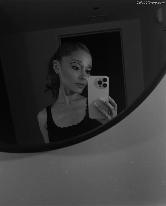 Ariana Grande photo 22 of 3118