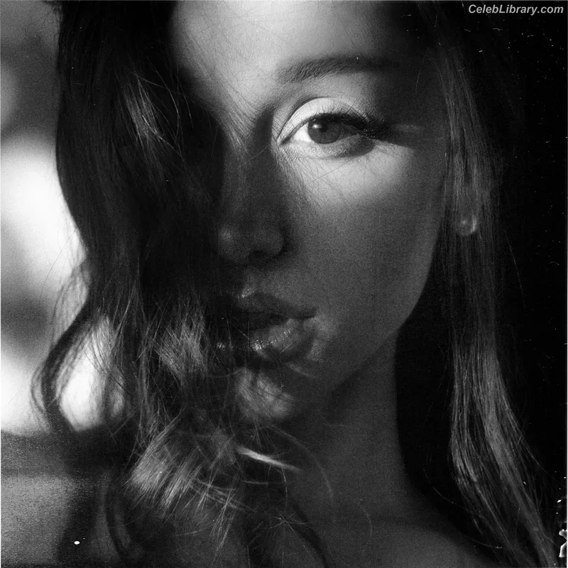 Ariana Grande photo 3 of 3118