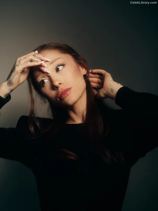 Ariana Grande photo 6 of 3118
