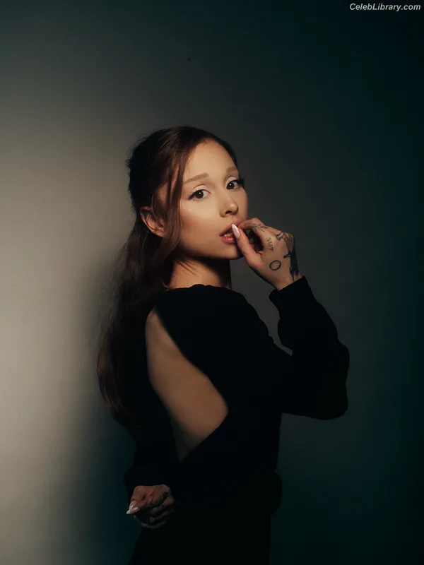 Ariana Grande photo 7 of 3118