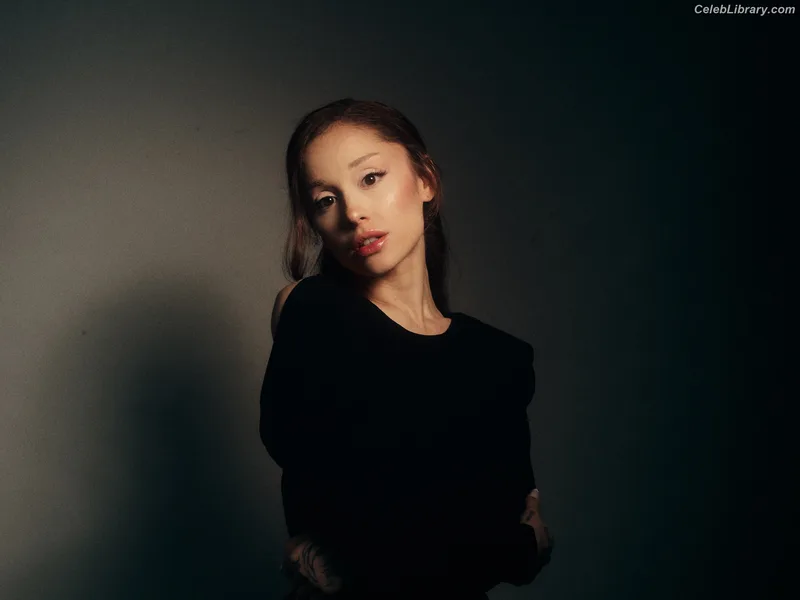 Ariana Grande photo 8 of 3118