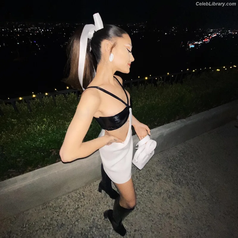 Ariana Grande photo 9 of 3118