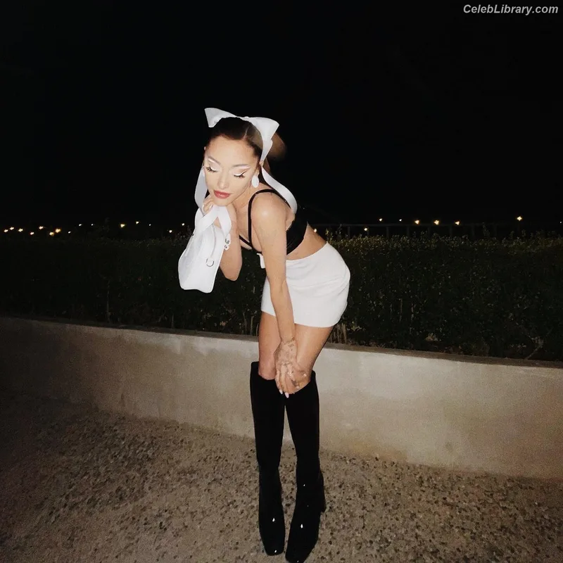 Ariana Grande photo 12 of 3118