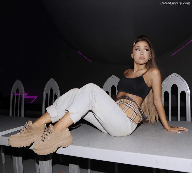 Ariana Grande photo 16 of 3118