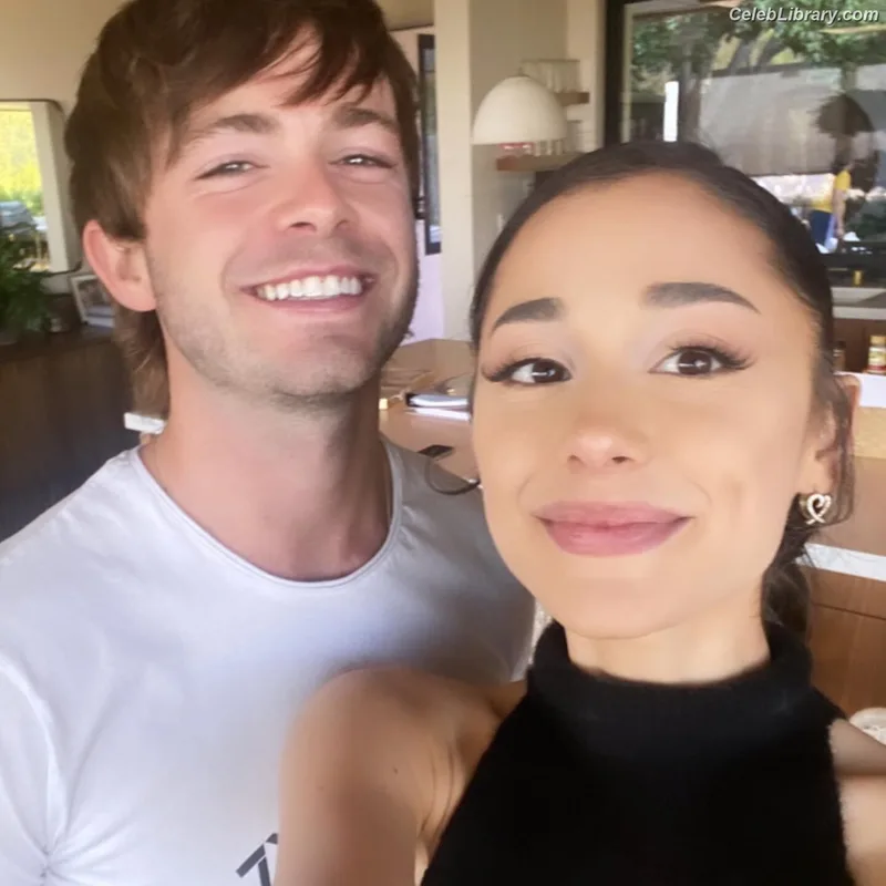 Ariana Grande photo 18 of 3118