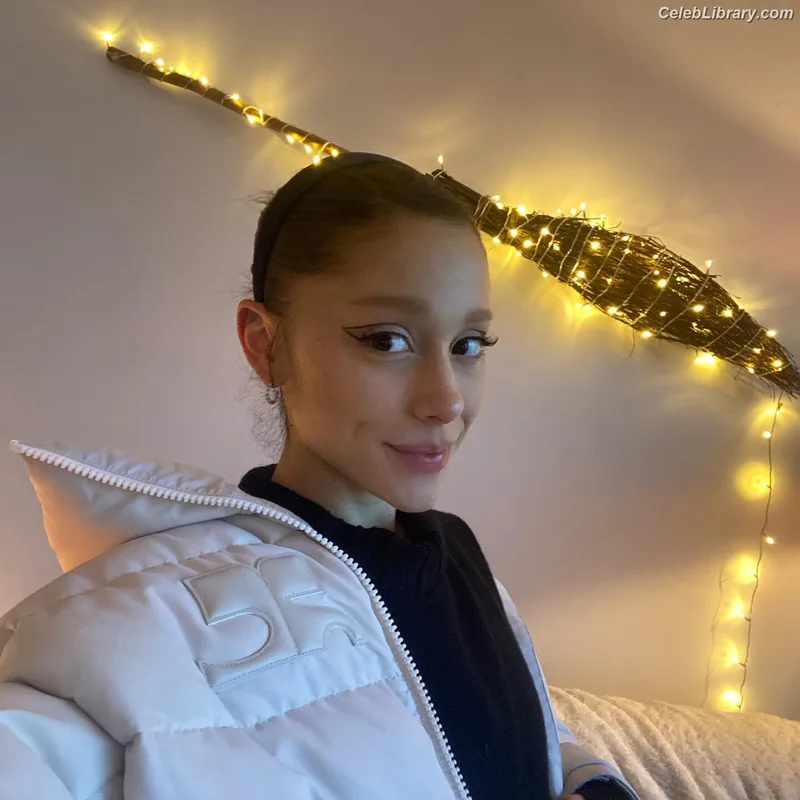 Ariana Grande photo 20 of 3118