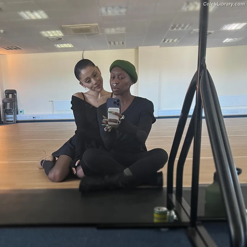 Ariana Grande photo 22 of 3118