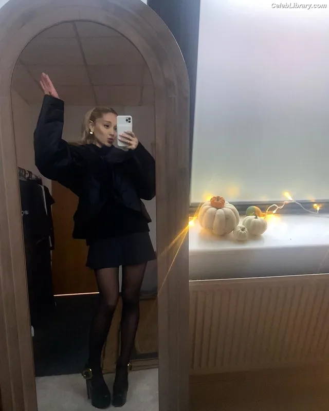 Ariana Grande photo 24 of 3118