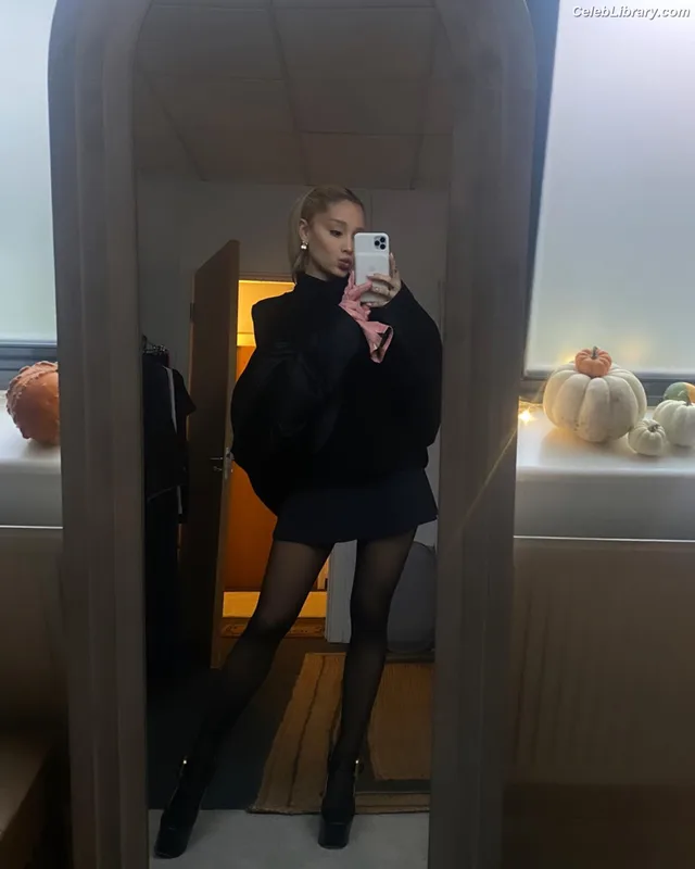 Ariana Grande photo 2 of 3118