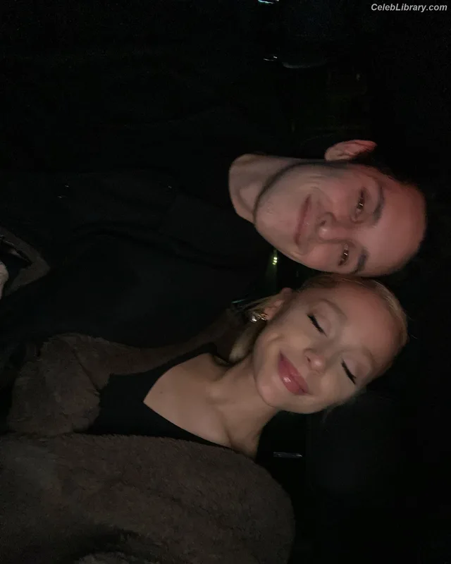 Ariana Grande photo 3 of 3118