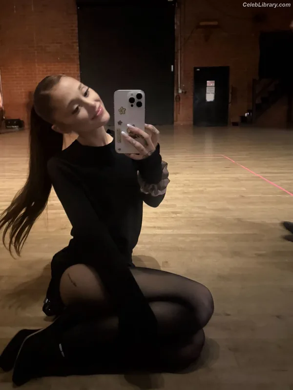 Ariana Grande photo 4 of 3118