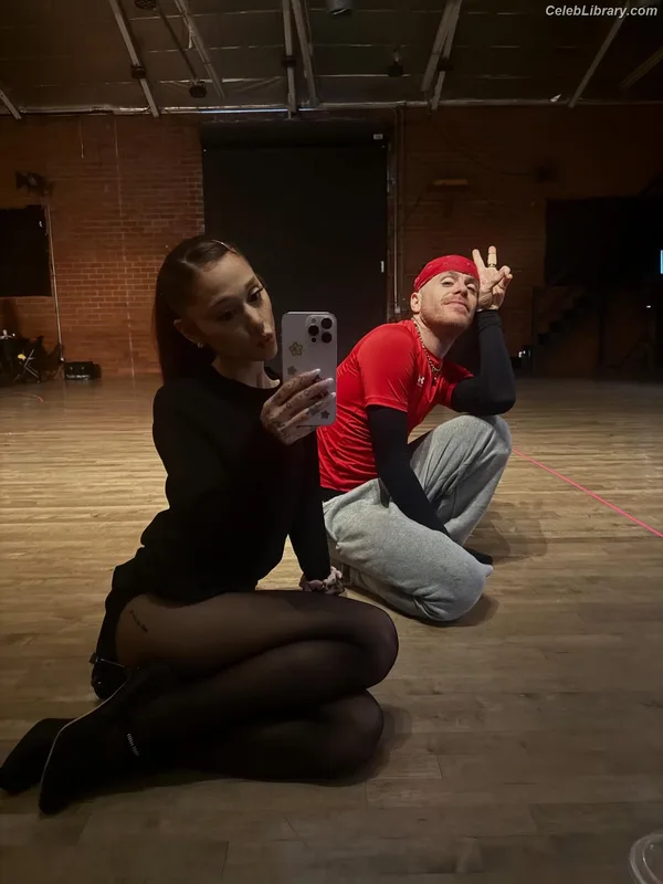 Ariana Grande photo 5 of 3118