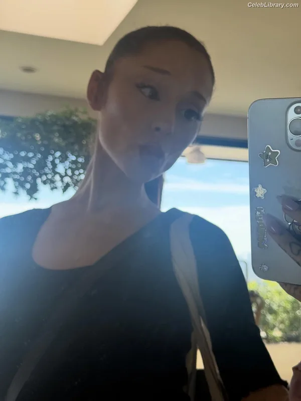 Ariana Grande photo 6 of 3118