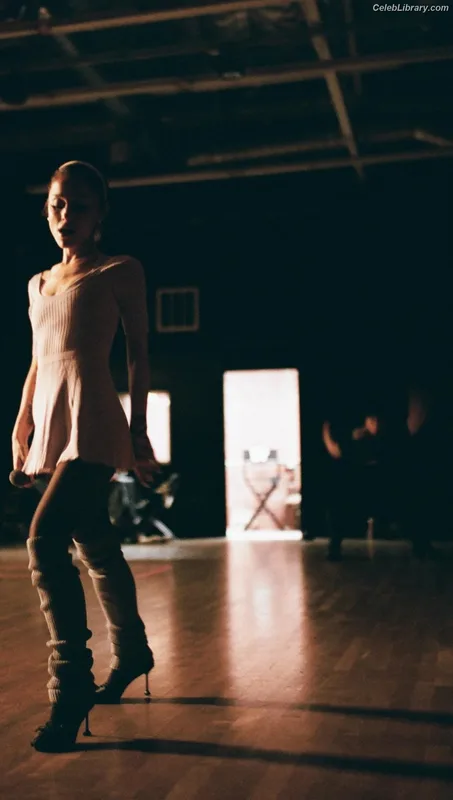 Ariana Grande photo 7 of 3118