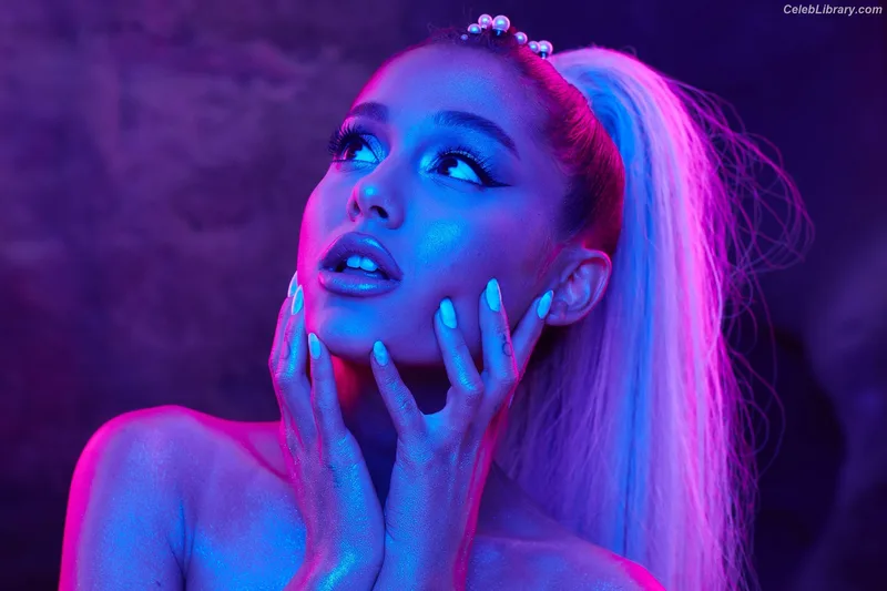 Ariana Grande photo 15 of 3118