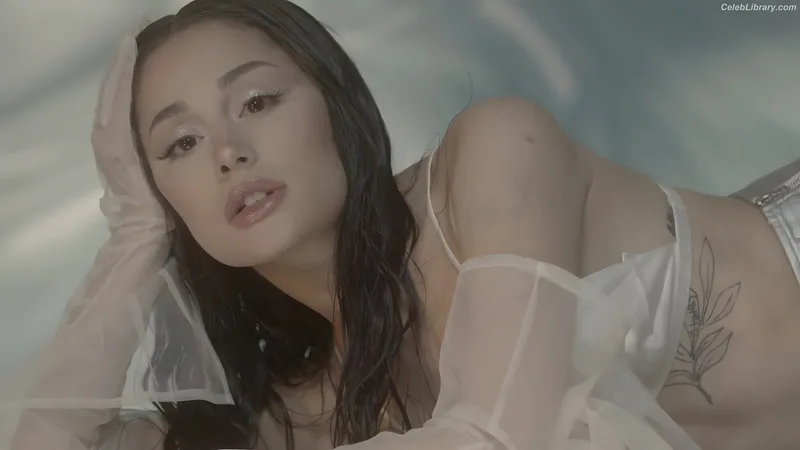 Ariana Grande photo 16 of 3118
