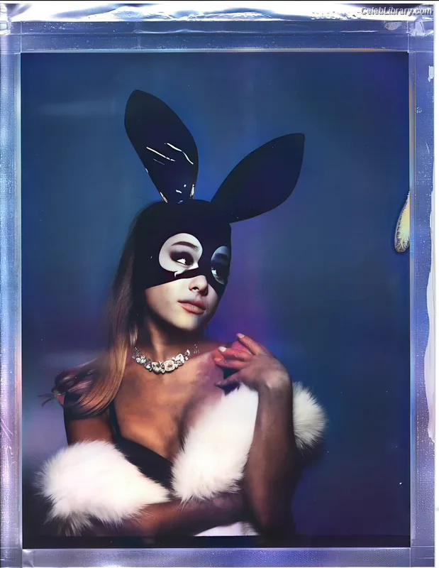 Ariana Grande photo 19 of 3118