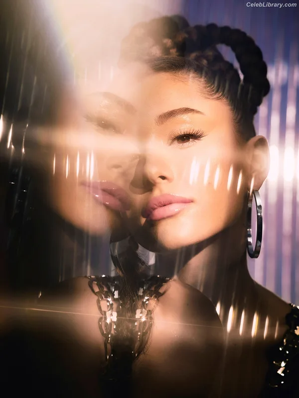 Ariana Grande photo 21 of 3118