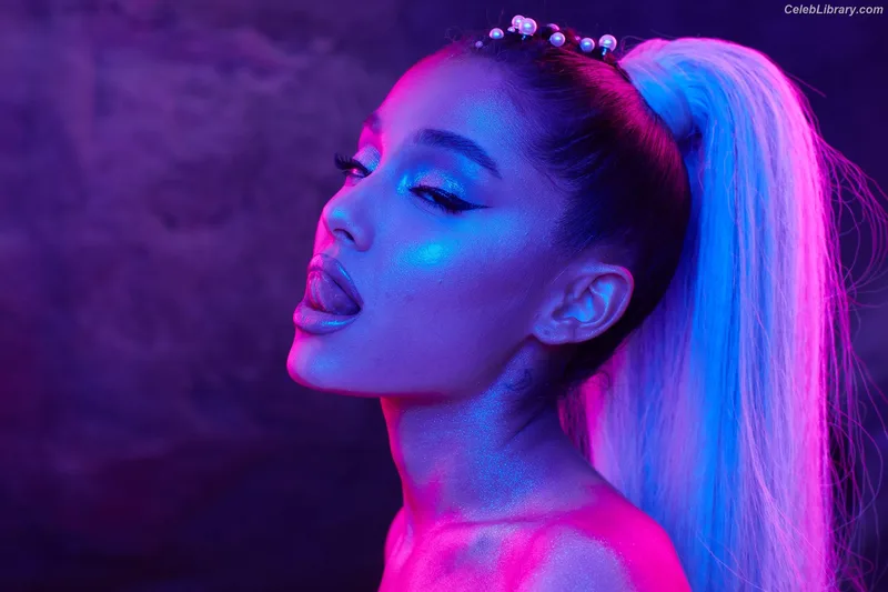 Ariana Grande photo 24 of 3118