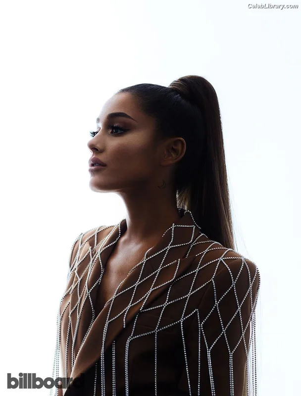 Ariana Grande photo 1 of 3118