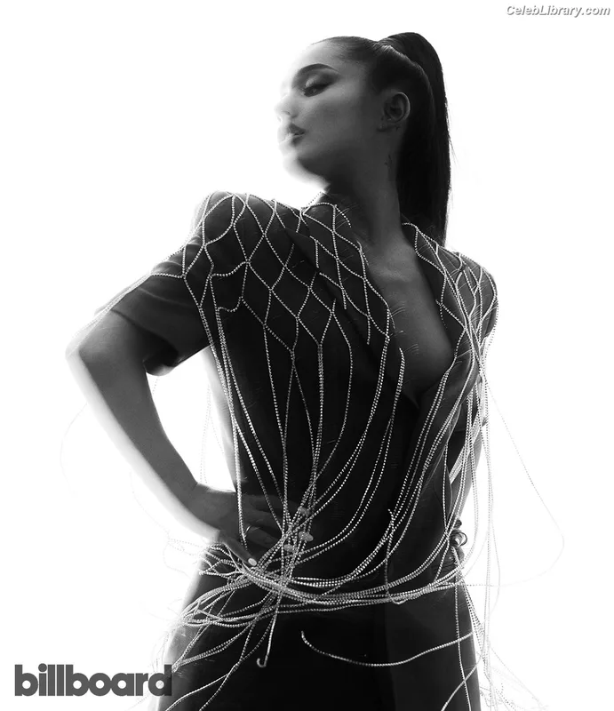 Ariana Grande photo 2 of 3118