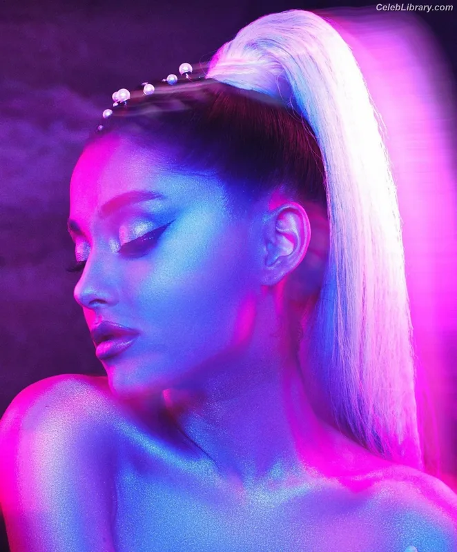 Ariana Grande photo 3 of 3118
