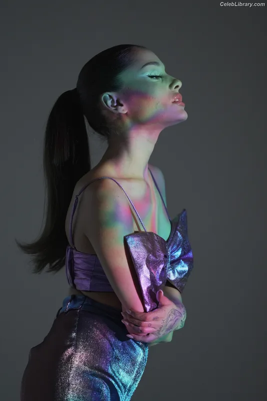 Ariana Grande photo 5 of 3118