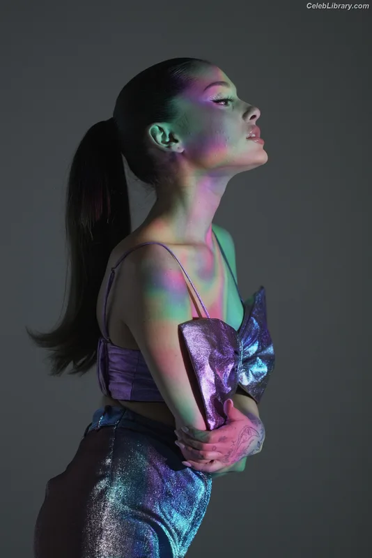 Ariana Grande photo 6 of 3118