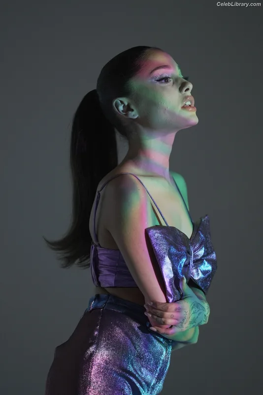 Ariana Grande photo 7 of 3118