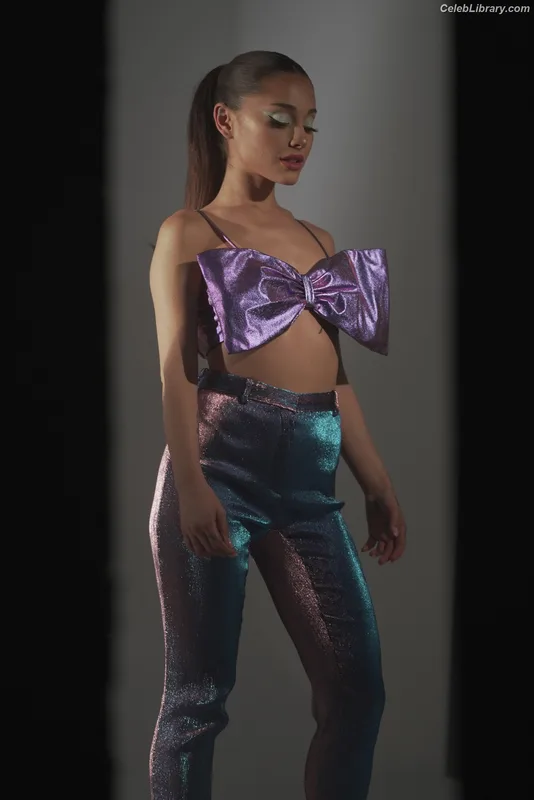 Ariana Grande photo 9 of 3118