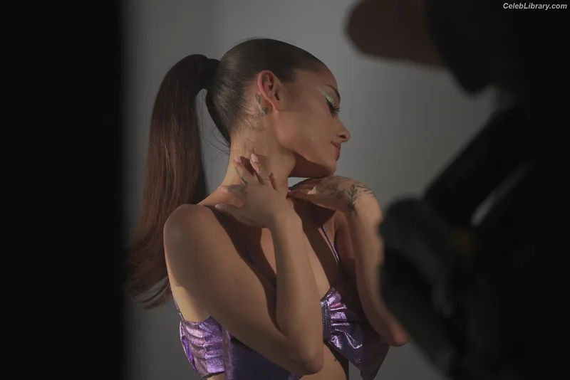 Ariana Grande photo 12 of 3118