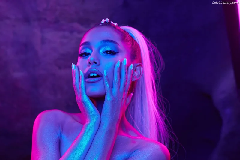 Ariana Grande photo 18 of 3118