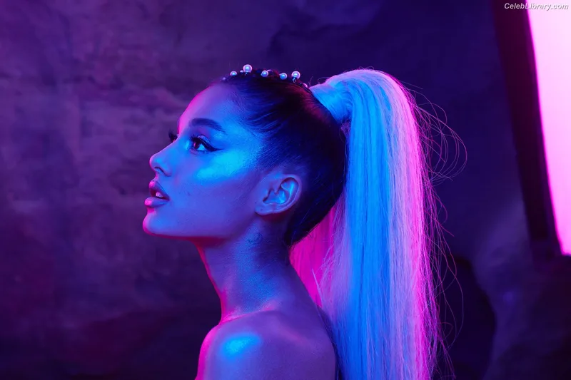 Ariana Grande photo 1 of 3118