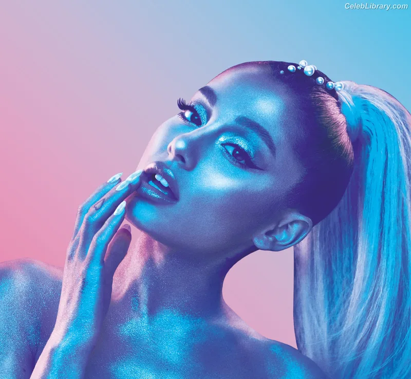 Ariana Grande photo 2 of 3118