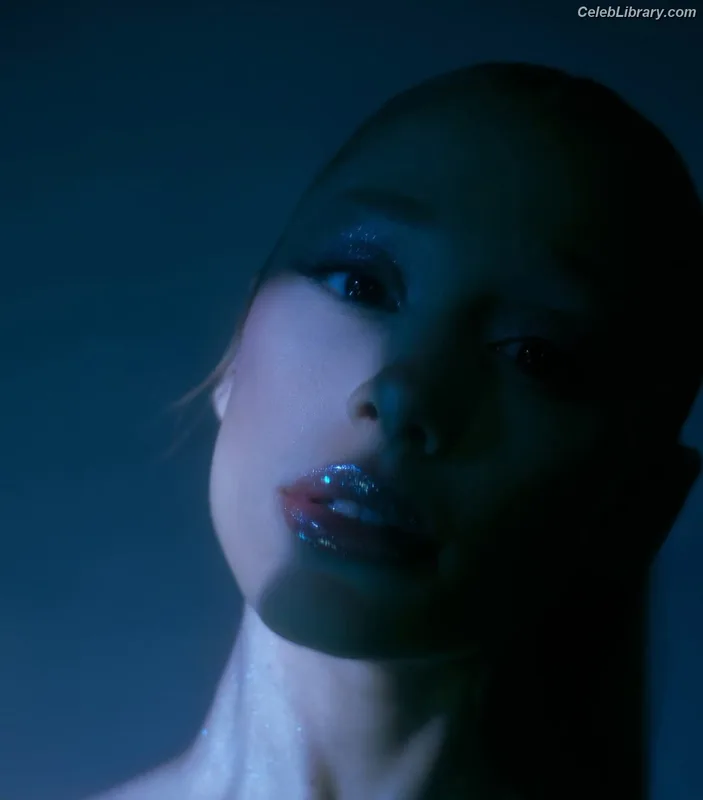 Ariana Grande photo 4 of 3118