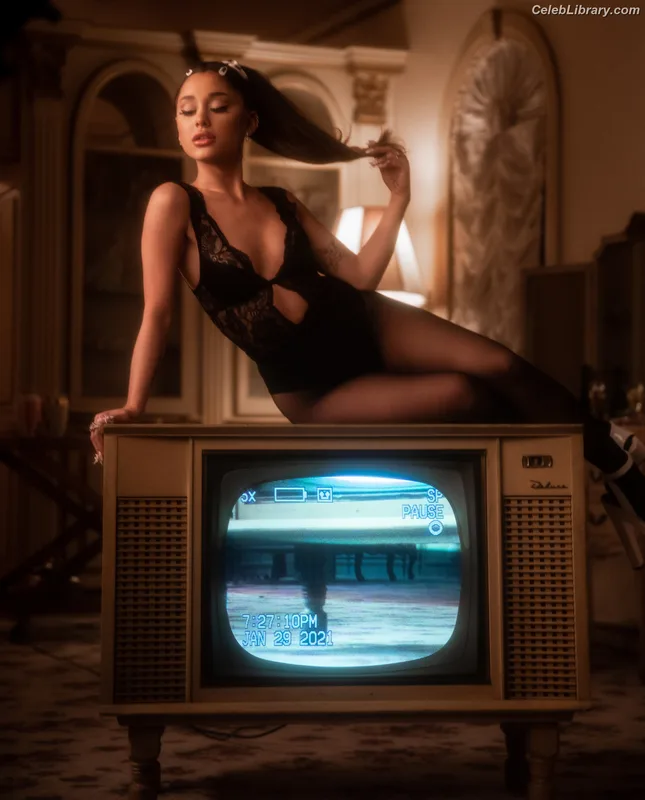 Ariana Grande photo 6 of 3118