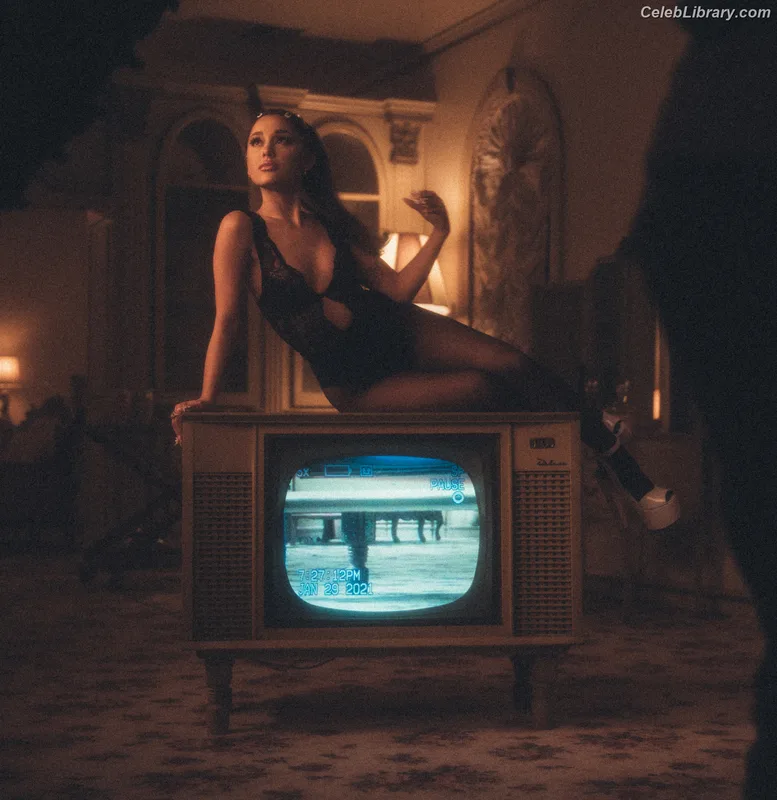 Ariana Grande photo 7 of 3118