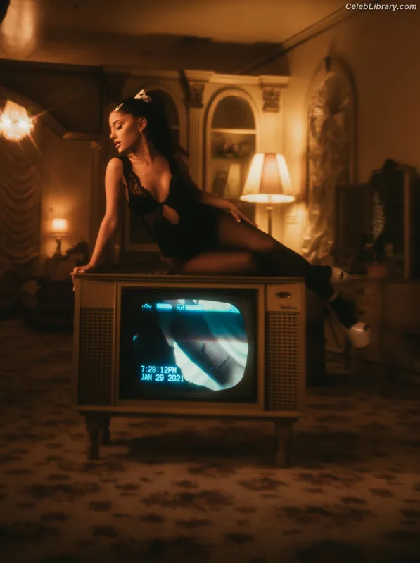 Ariana Grande photo 11 of 3118