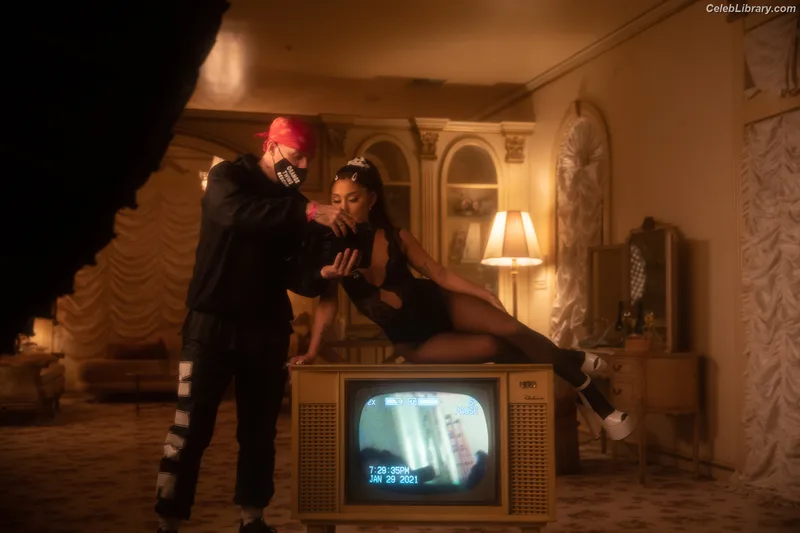Ariana Grande photo 17 of 3118
