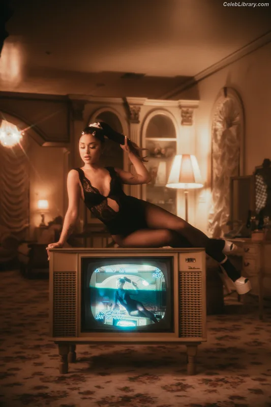 Ariana Grande photo 18 of 3118