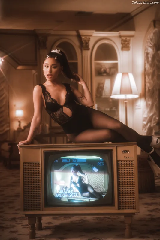 Ariana Grande photo 22 of 3118