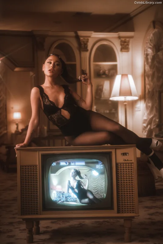 Ariana Grande photo 23 of 3118