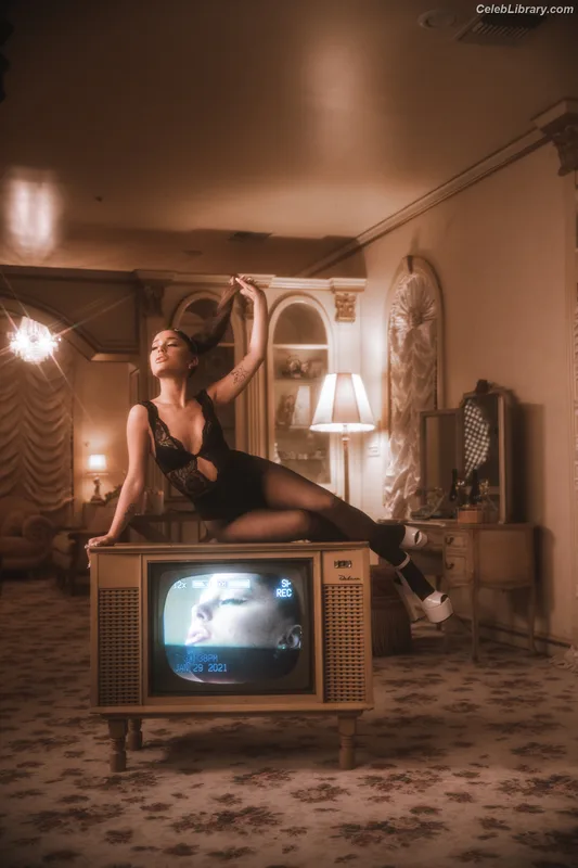 Ariana Grande photo 24 of 3118