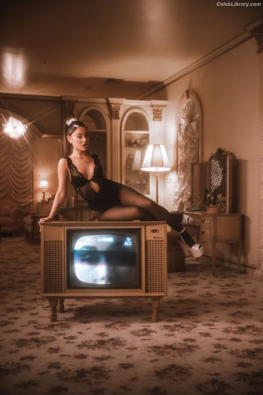 Ariana Grande photo 1 of 3118